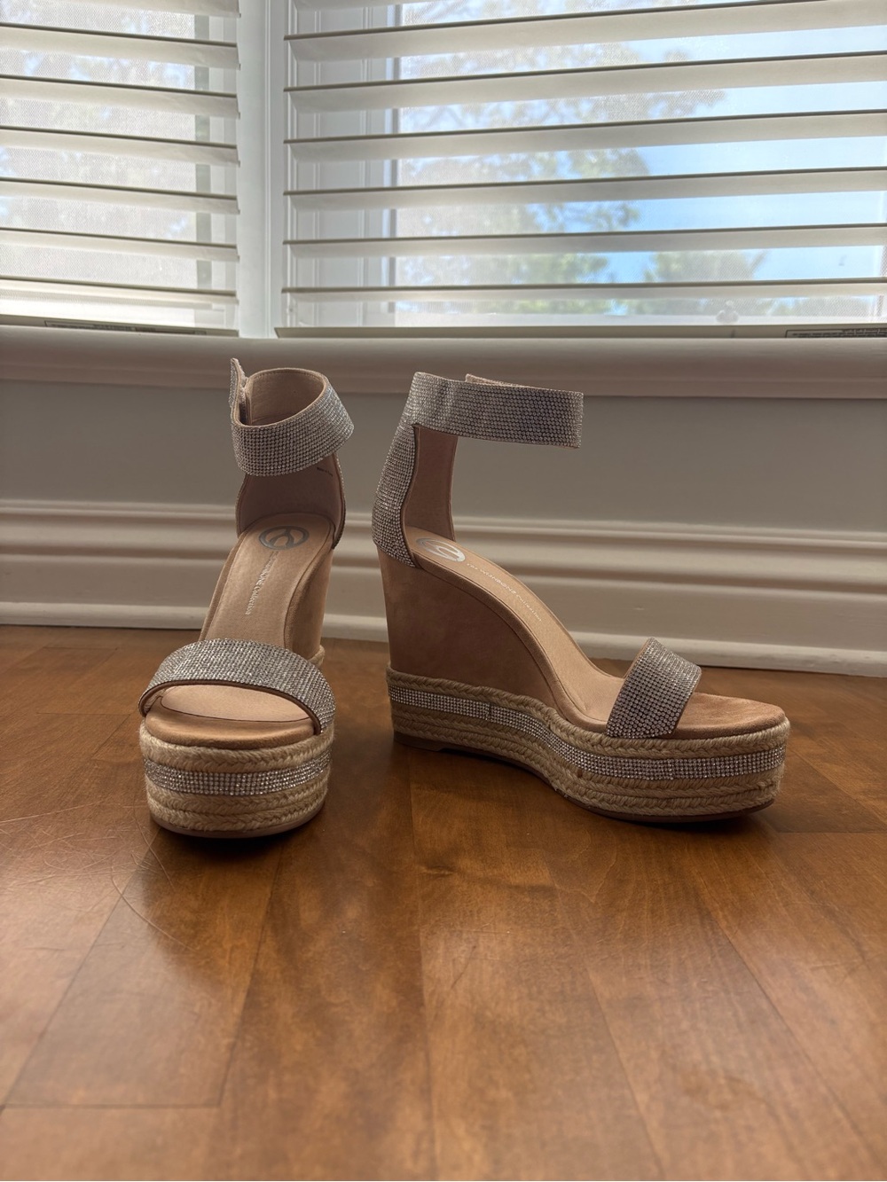 Wishbone sparkly beige wedges